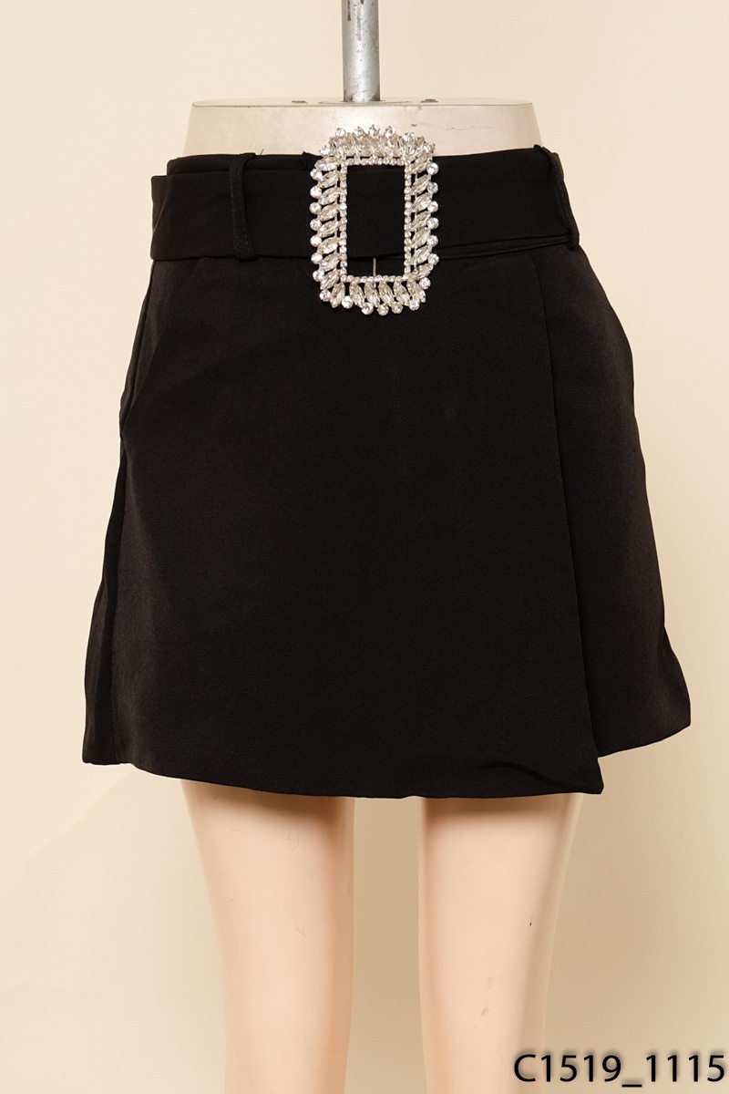 Quần shorts đen đính hạt