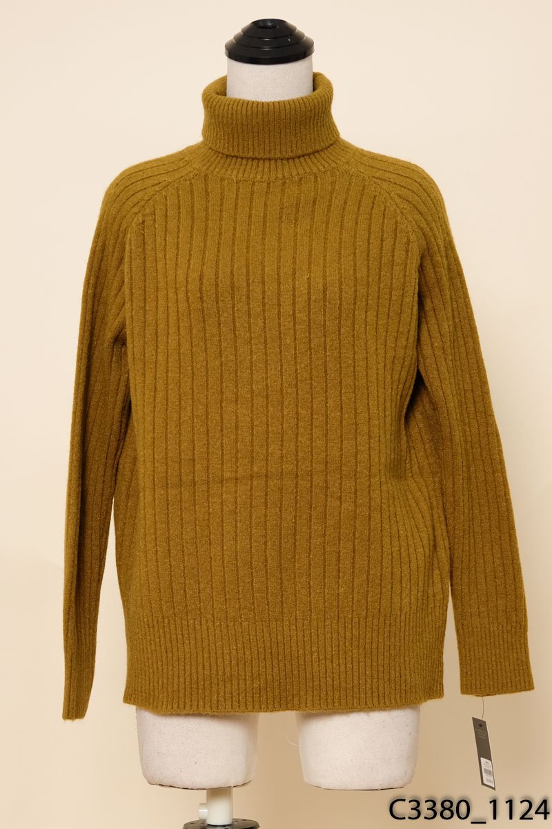 Áo len xanh rêu cổ lọ