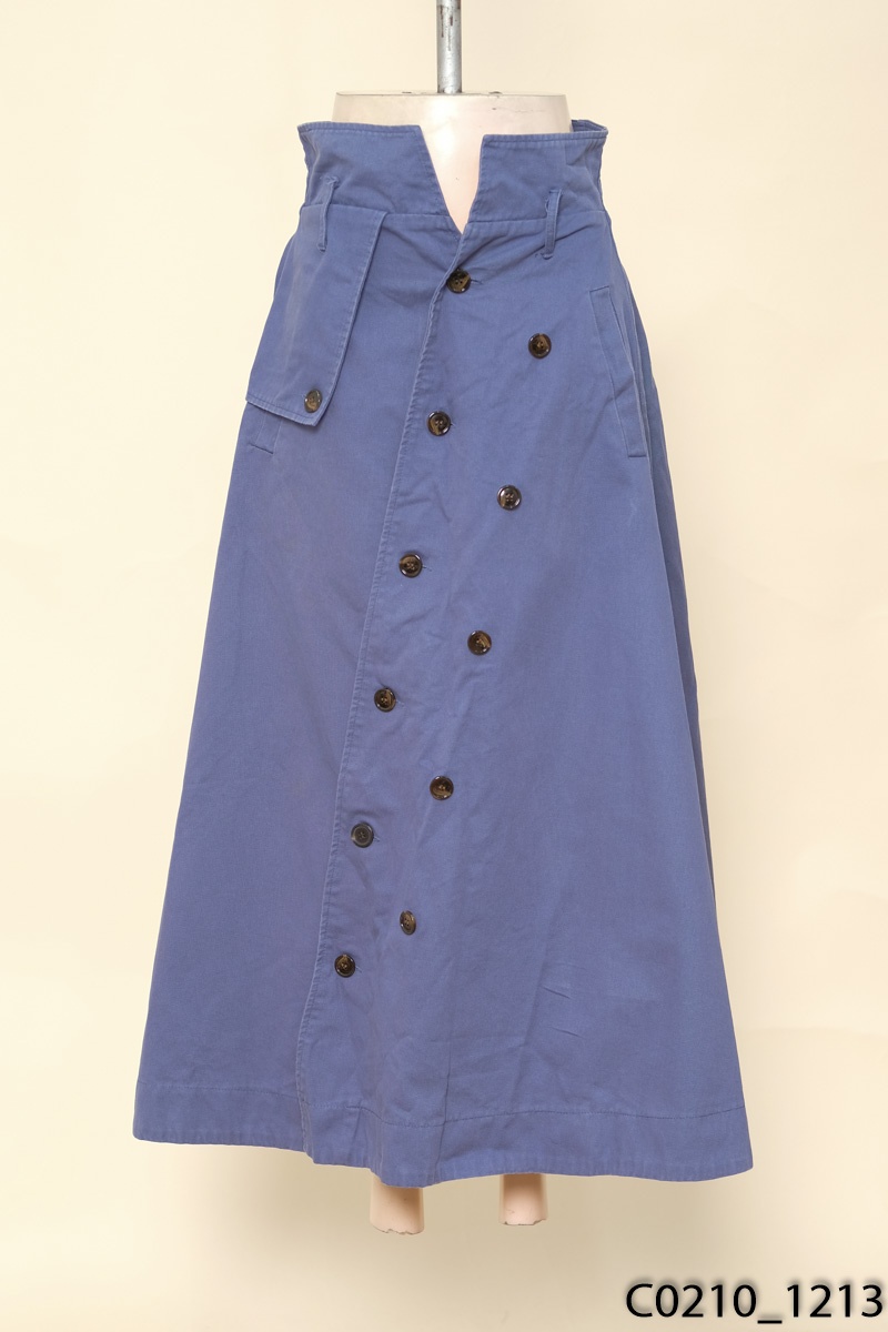 Chân váy jeans xanh đính cúc