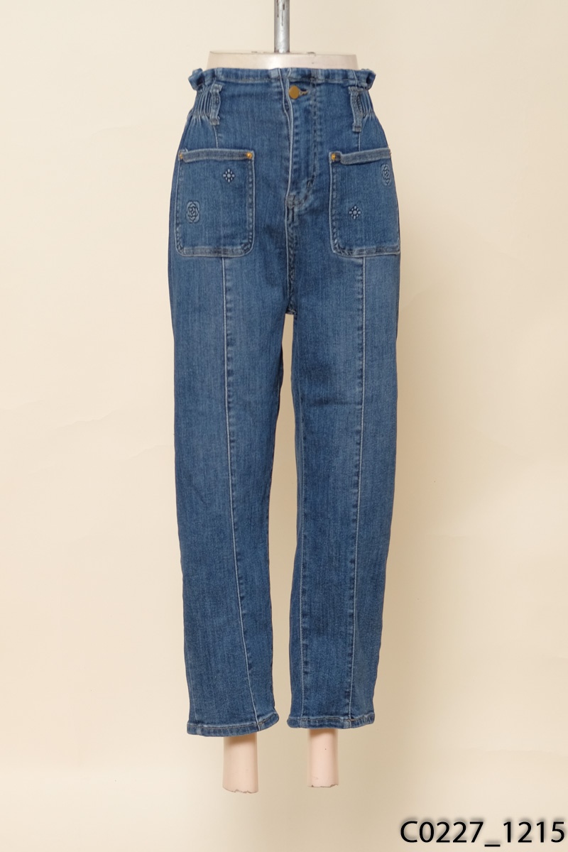 Quần jeans xanh túi trước dập hoa