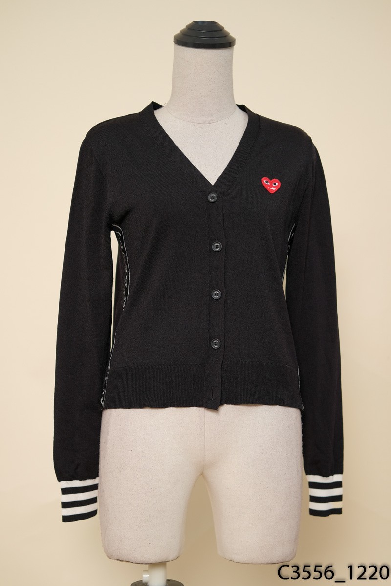 Áo cardigan len đen chữ trắng
