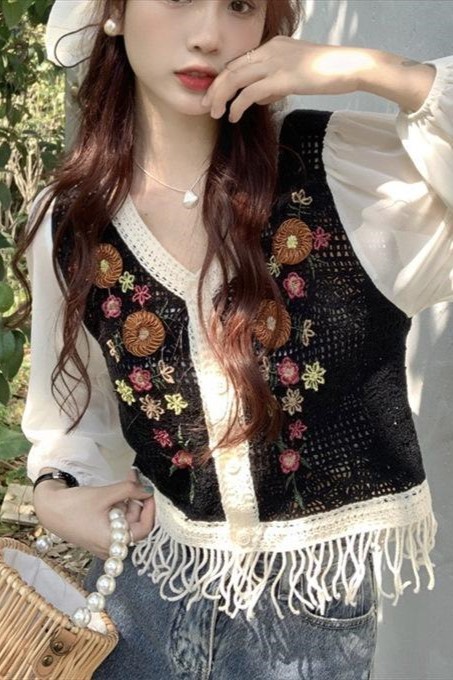 Áo len đen viền be tay voan