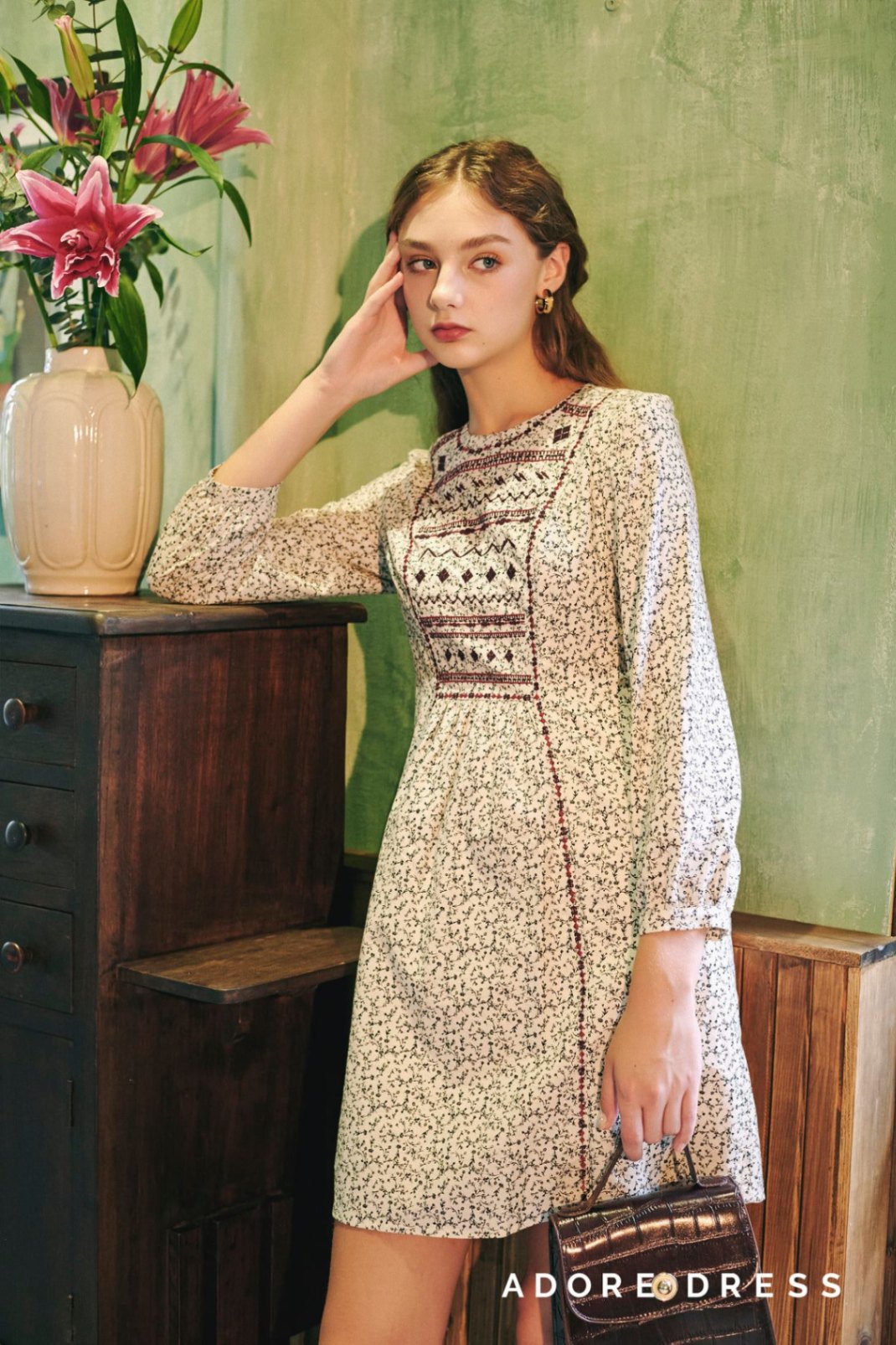 Đầm trắng hoa đen Adore Dress