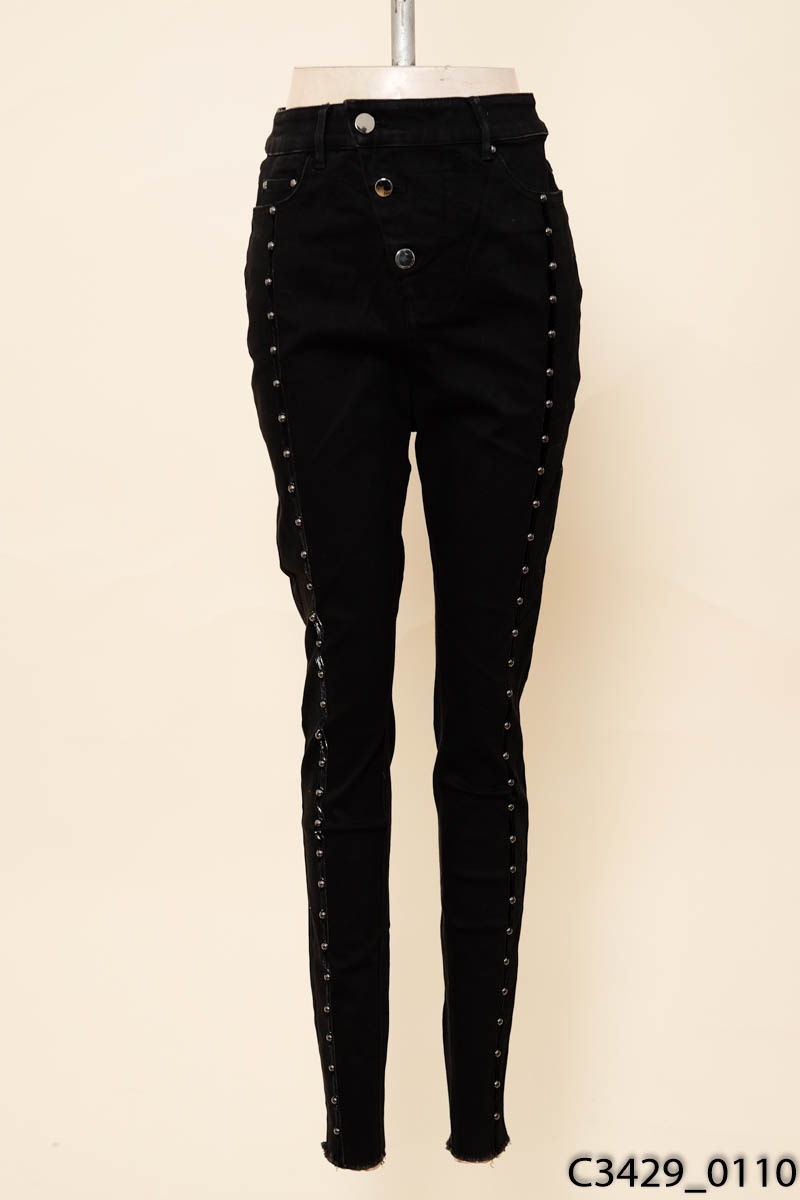 Quần jeans đen cúc viền