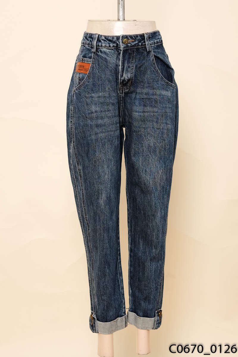 Quần jeans xanh gấp gấu
