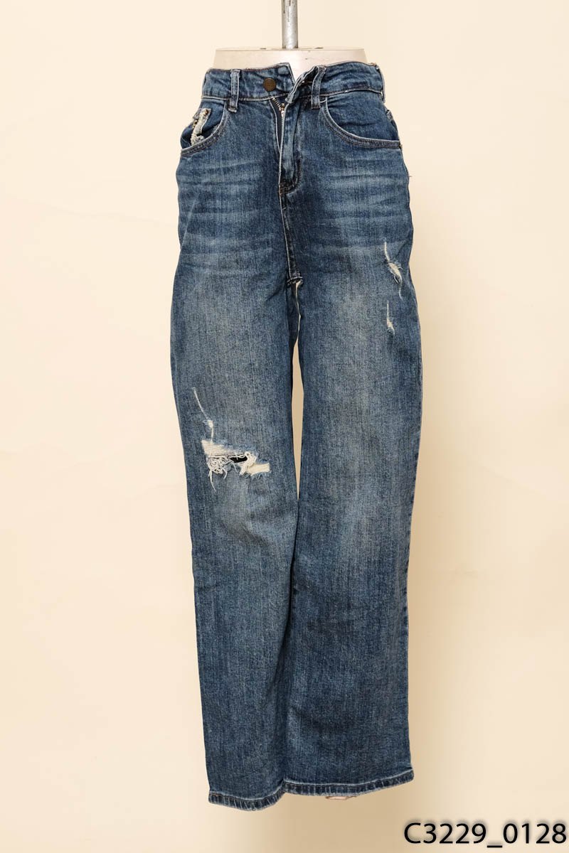 Quần jeans xanh rách gối