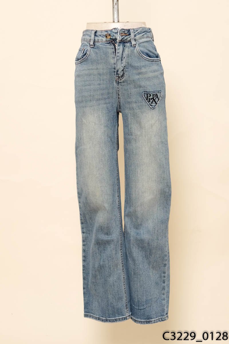 Quần jeans xanh chữ đen