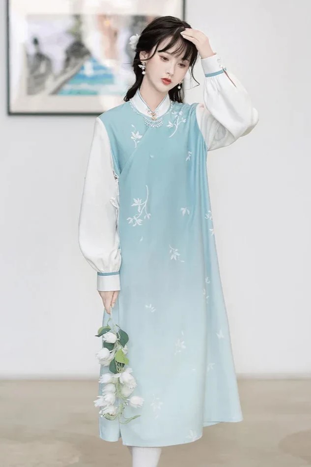 Đầm xanh họa tiết trắng
