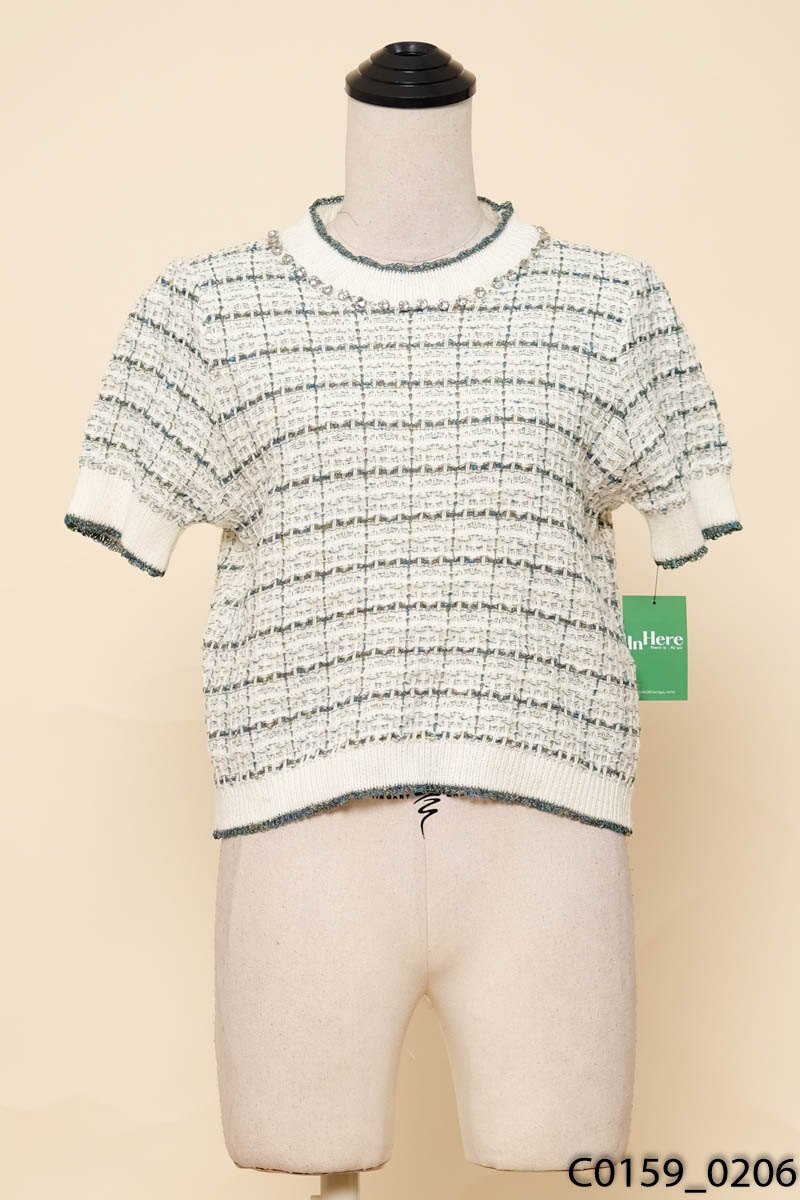 Áo len trắng kẻ xanh