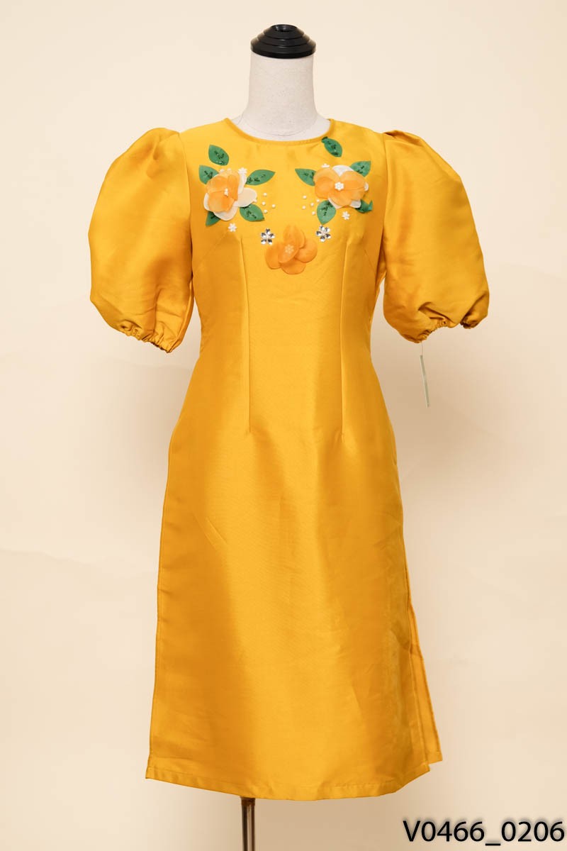 Áo dài vàng đính hoa