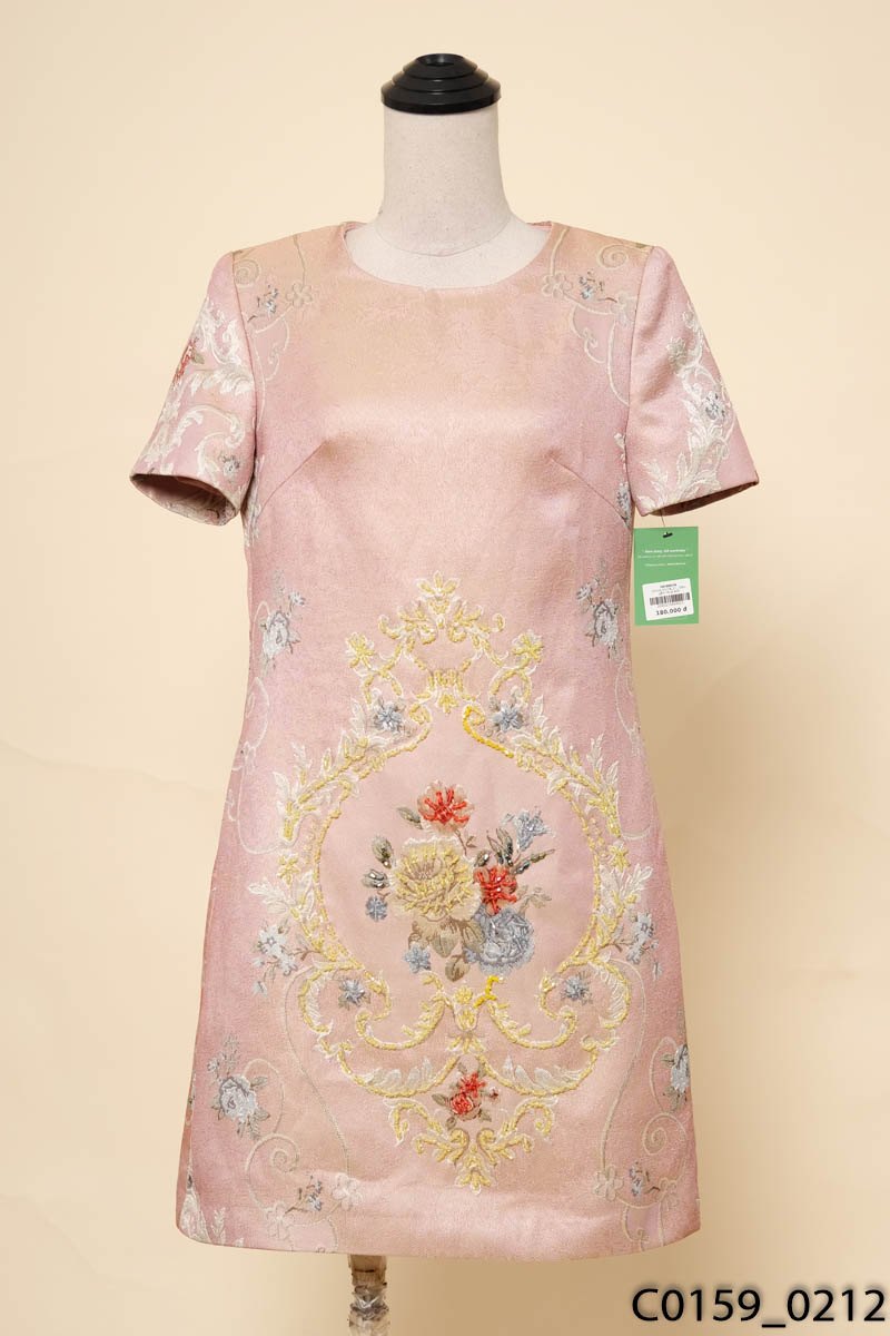 Đầm gấm hồng đính hạt