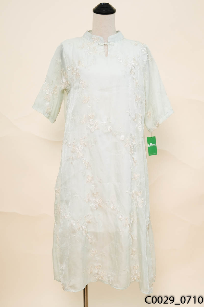 Đầm xanh form rộng họa tiết thêu