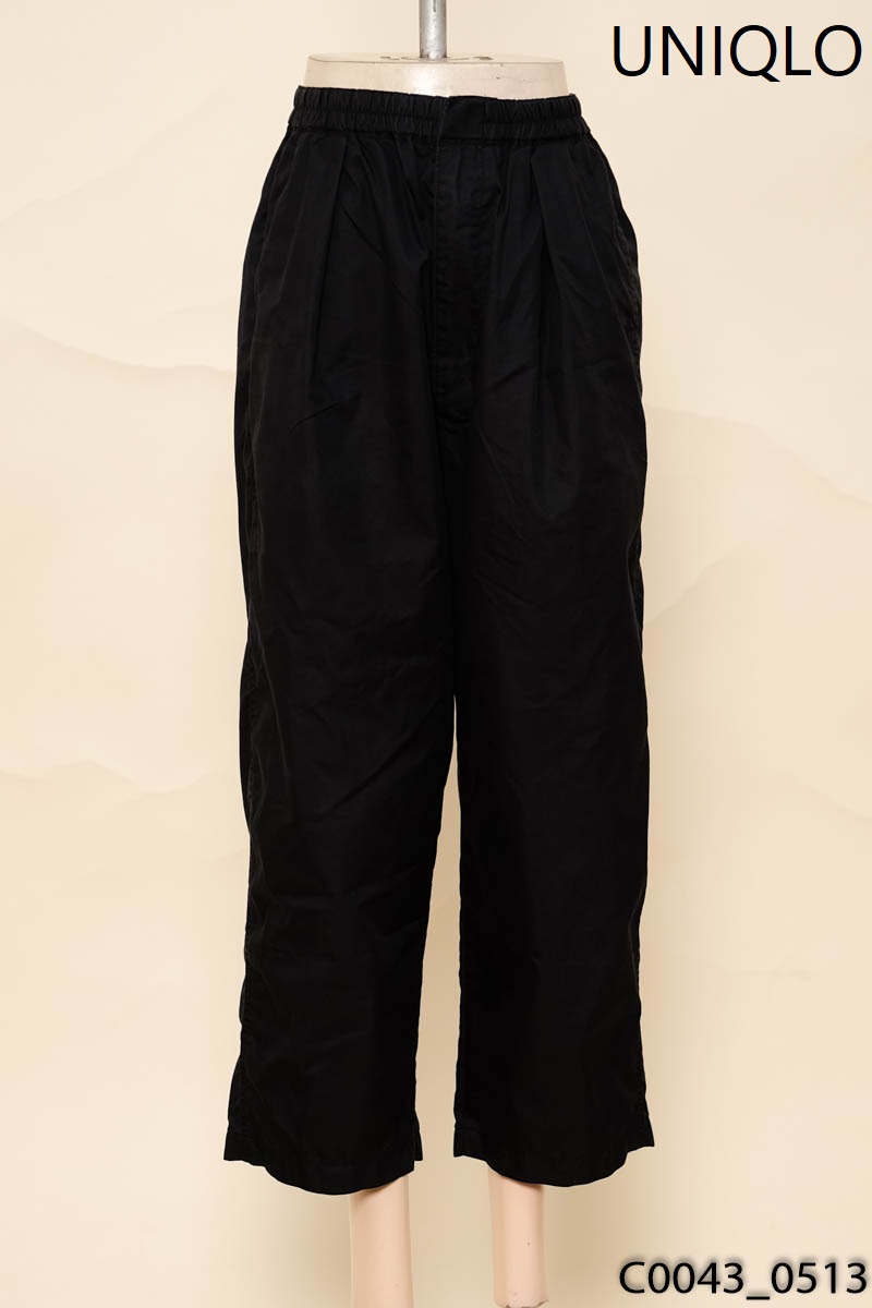 Quần đen cúc gấu Uniqlo