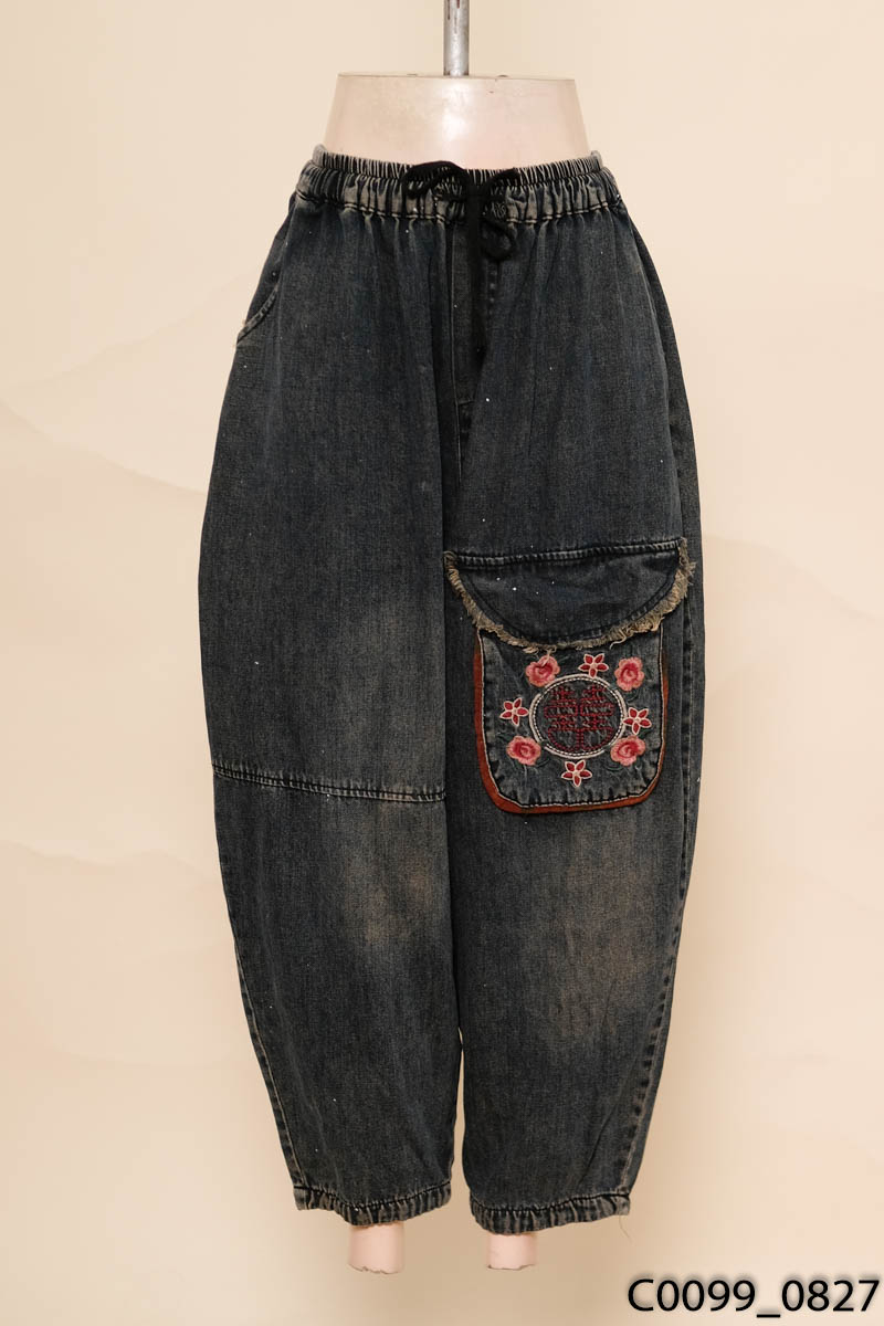 Quần jeans xanh họa tiết ống rộng