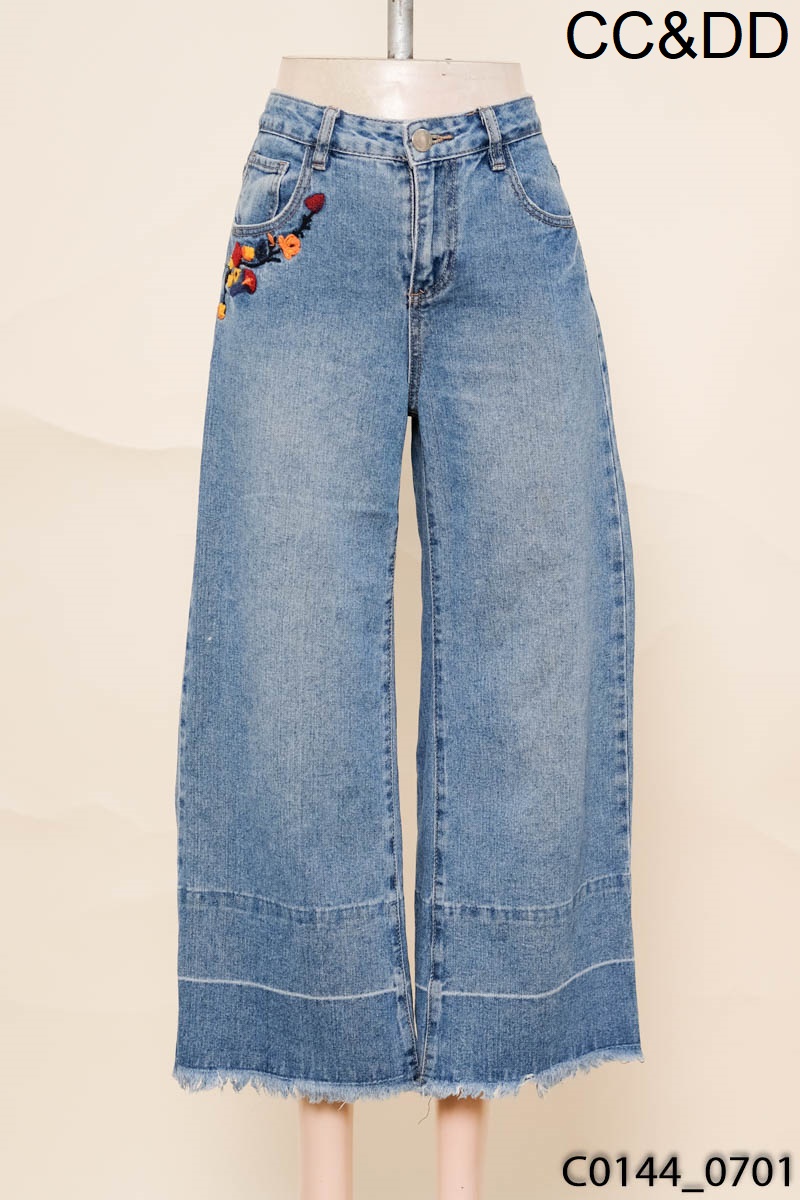 CC&DD - Quần jeans xanh họa tiết
