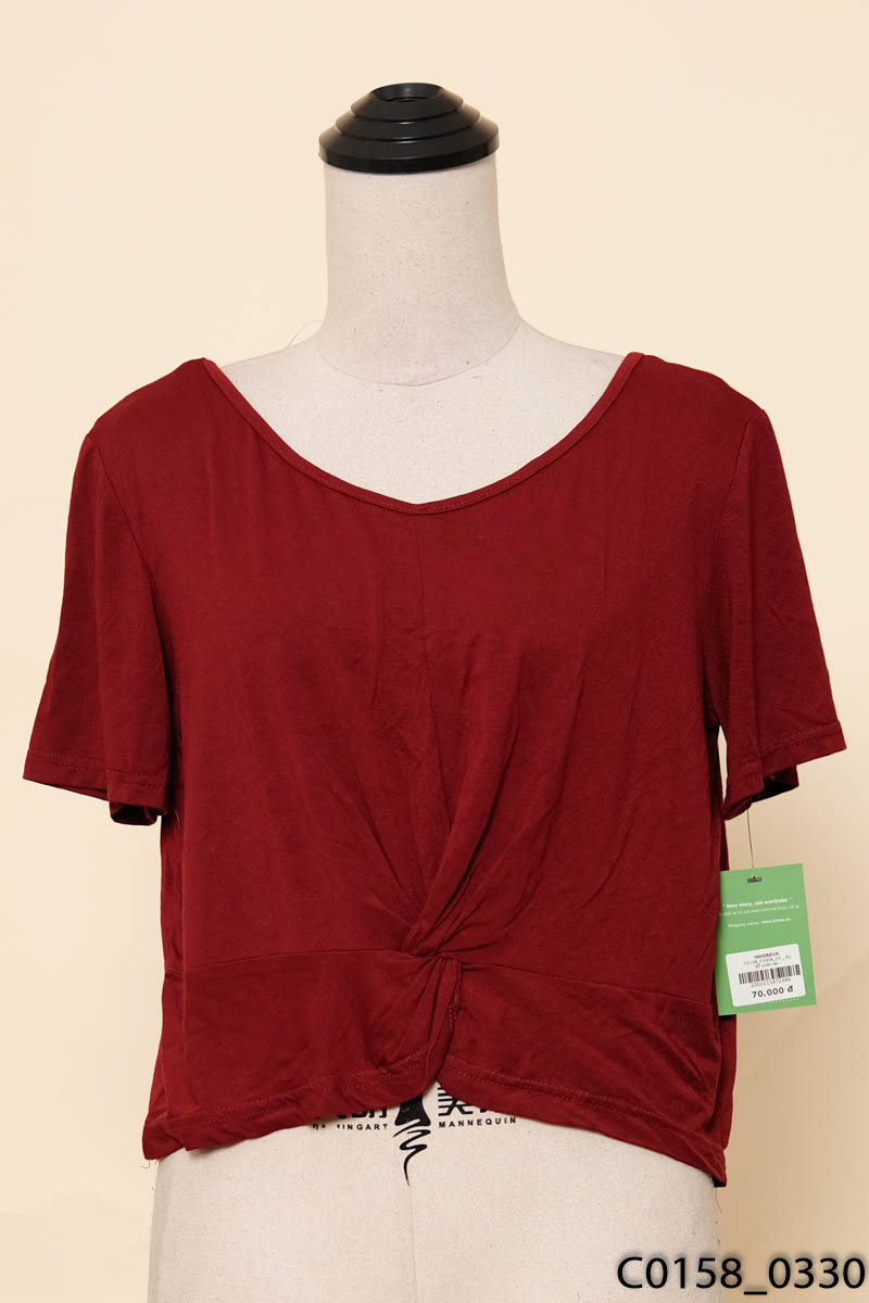 Áo đỏ xoắn eo