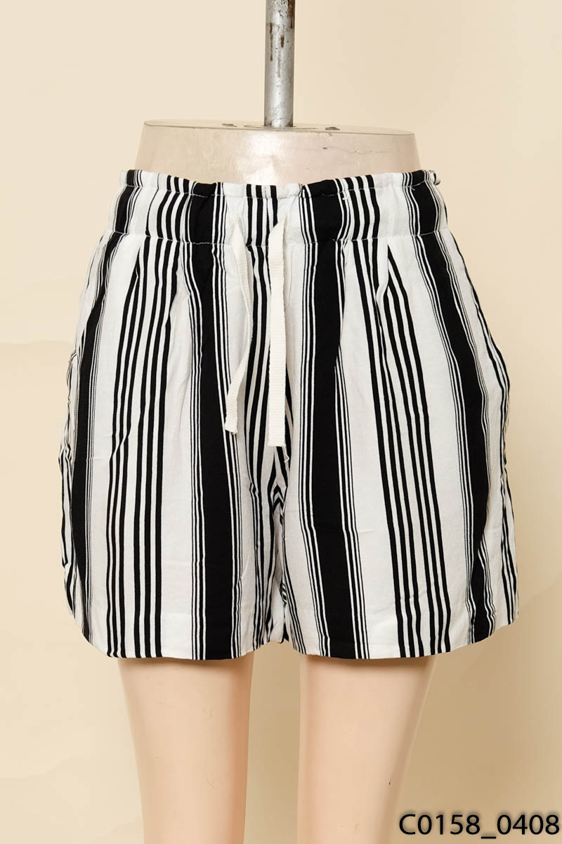 Quần shorts trắng kẻ đen
