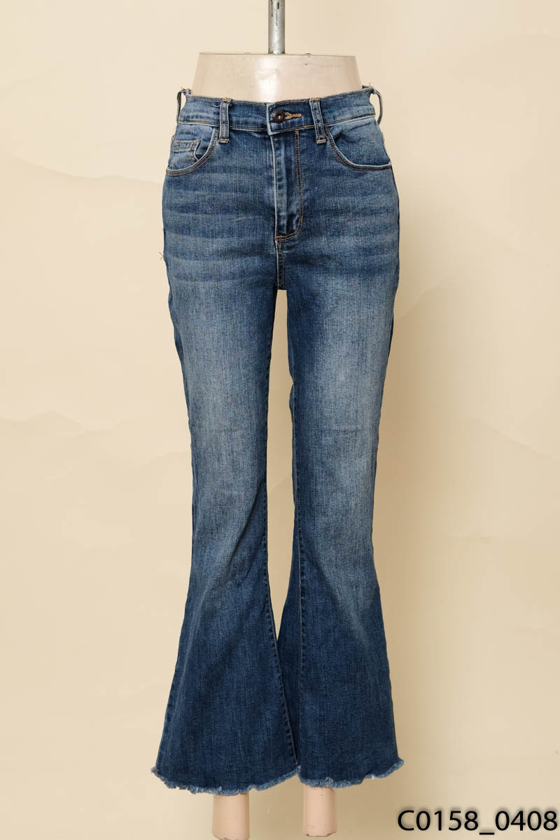 Quần jeans xanh ống loe