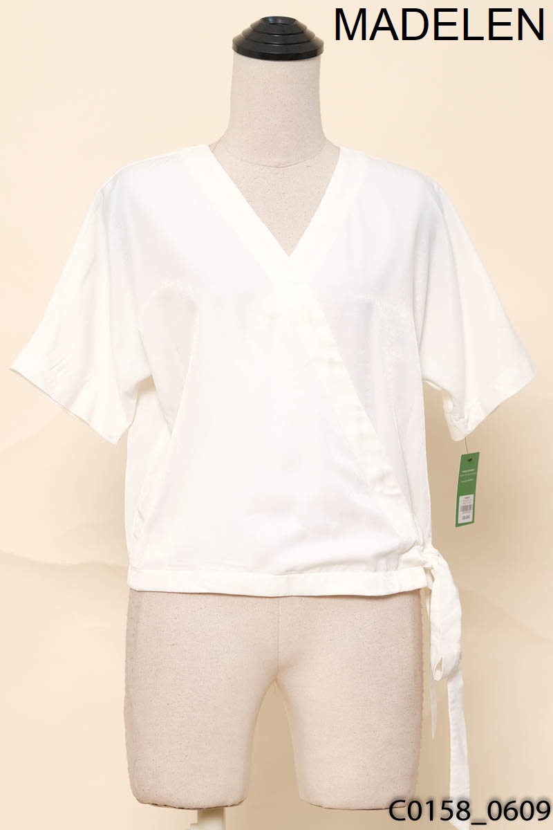 Áo trắng cổ V cộc tay madelen