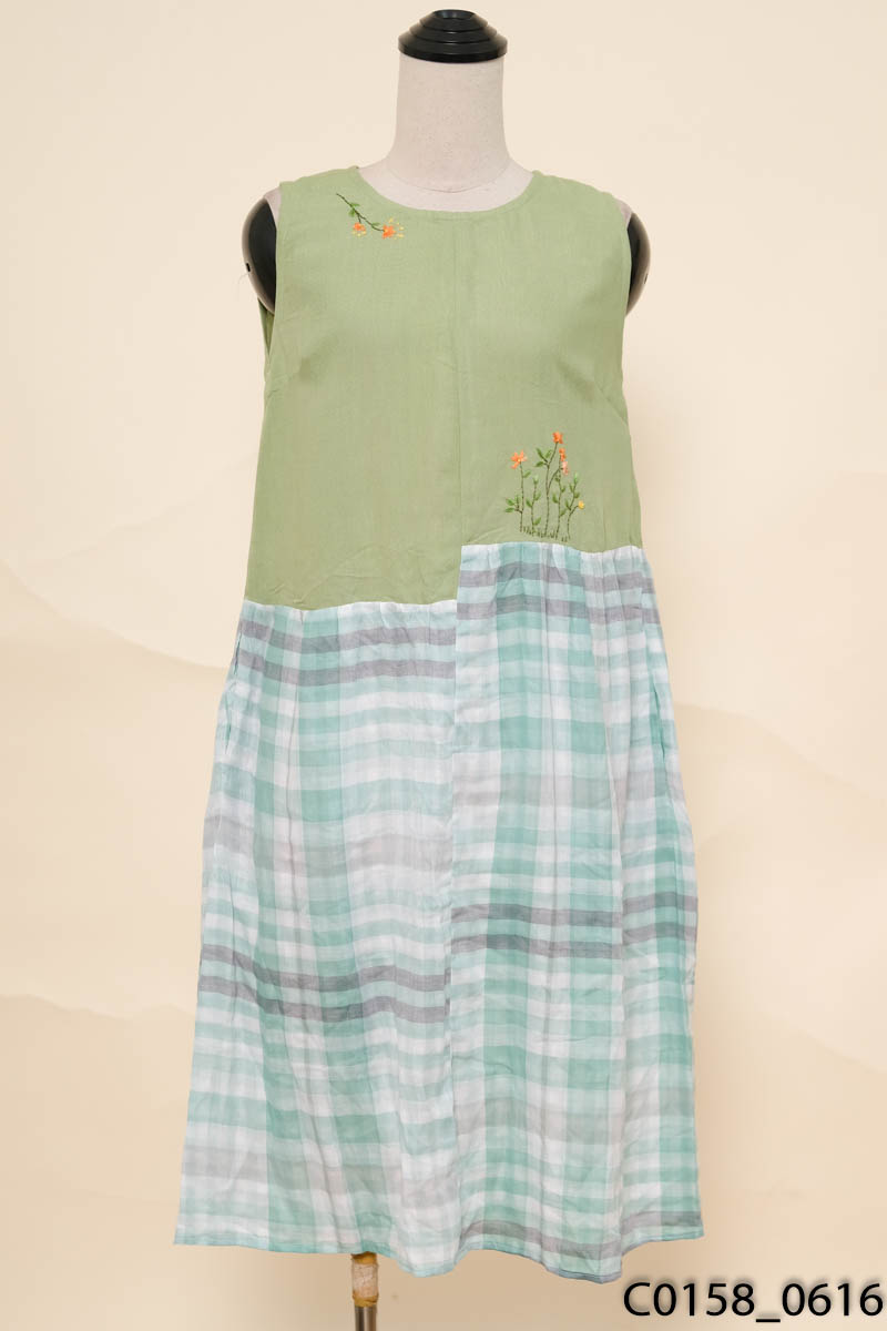 RAISO-Đầm linen xanh lá phối kẻ