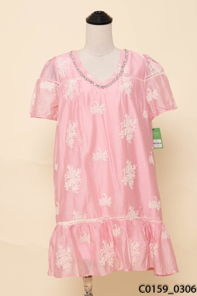 Đầm hồng viền hạt