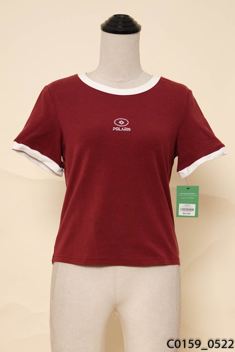 Áo thun đỏ họa tiết
