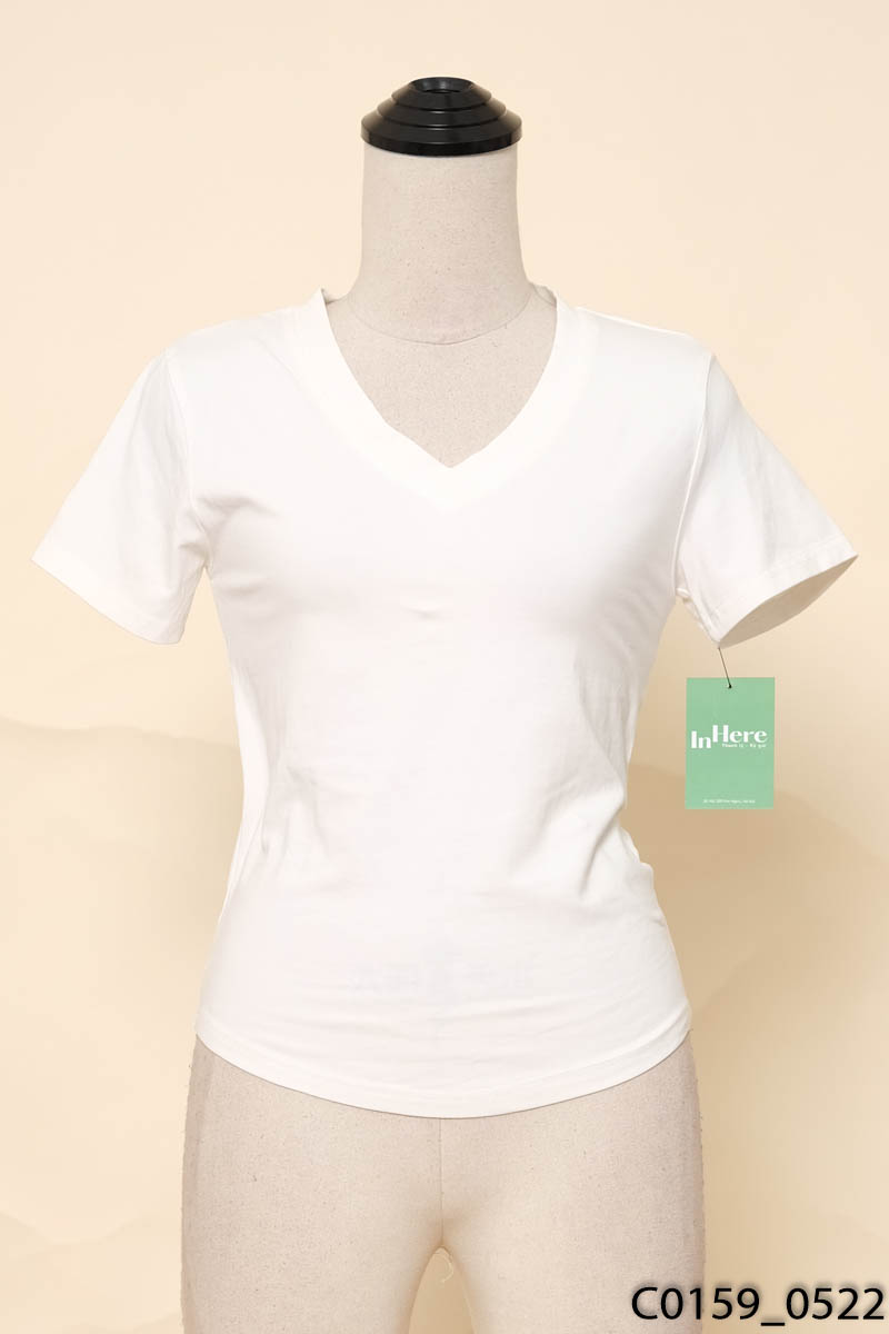 Áo thun trắng cổ tim