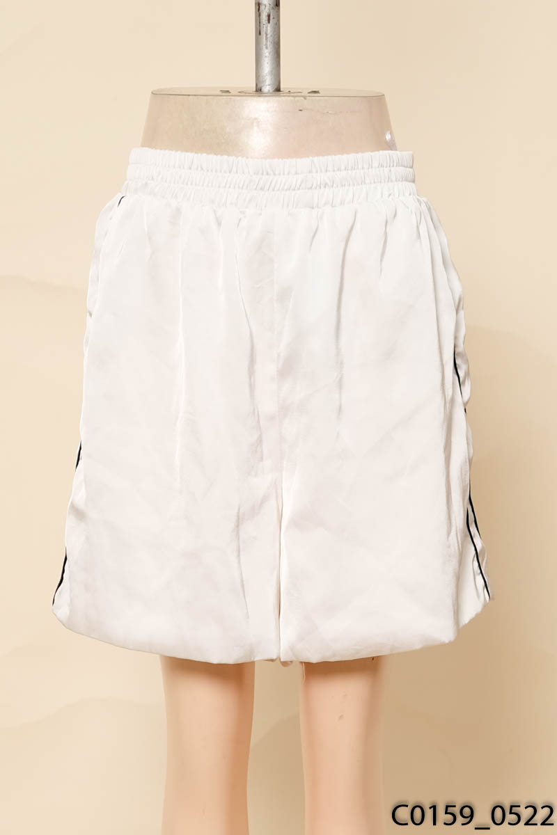 Quần shorts trắng sọc đen