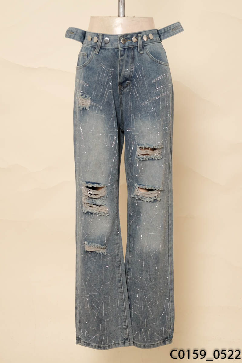 Quần jeans xanh rách đính đá