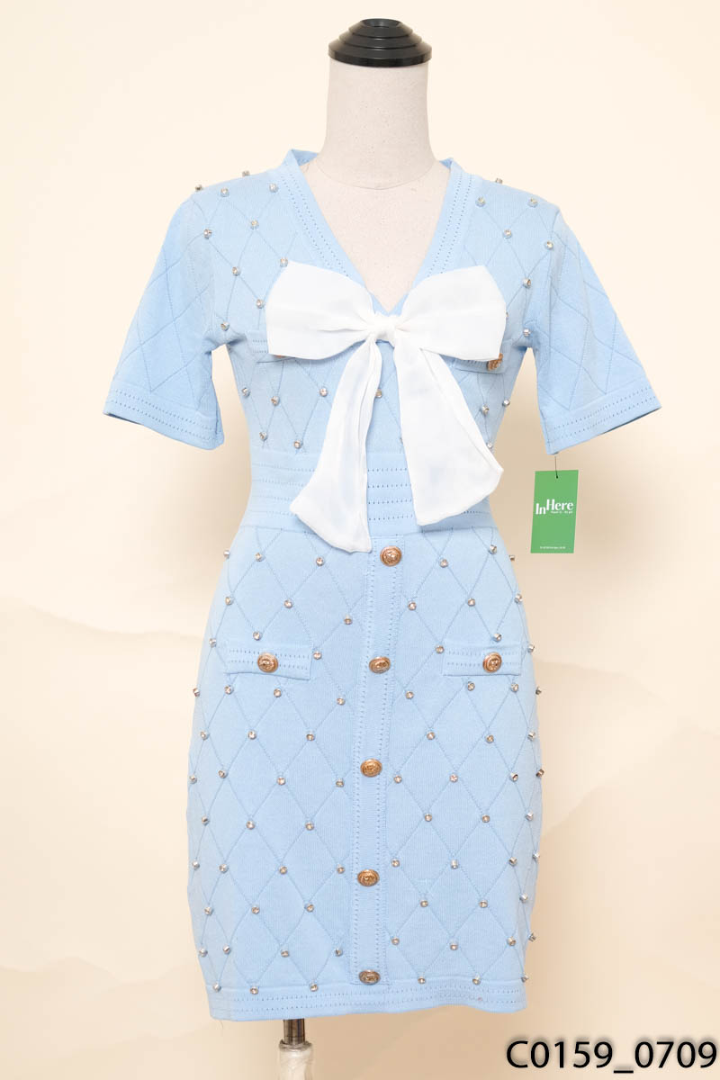 Đầm xanh cổ V đính đá