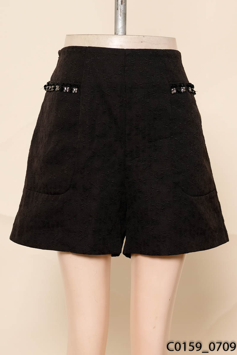 Quần shorts đen đính đá