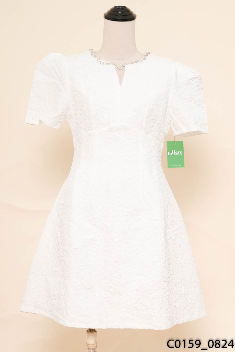 Đầm trắng đính đá cộc tay New Tags