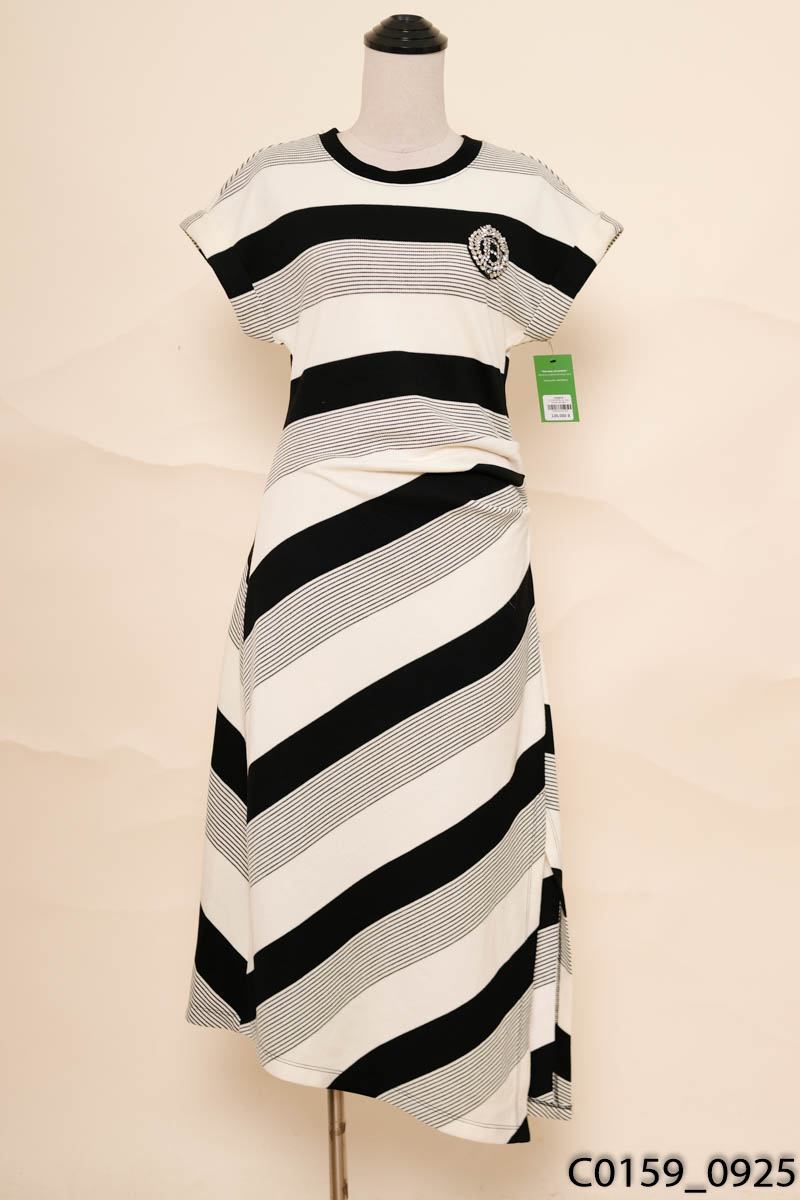 Đầm be viền đen xếp ly eo New Tags