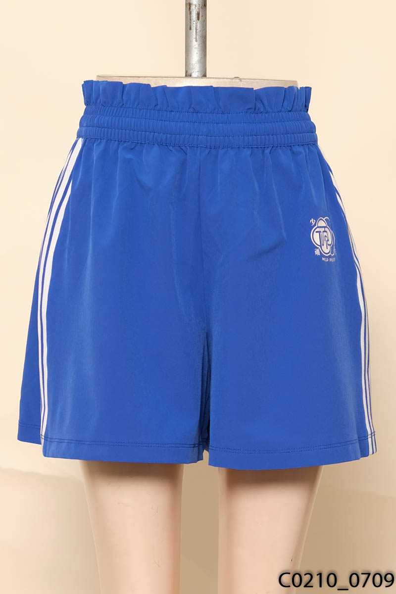 Quần shorts xanh sọc trắng