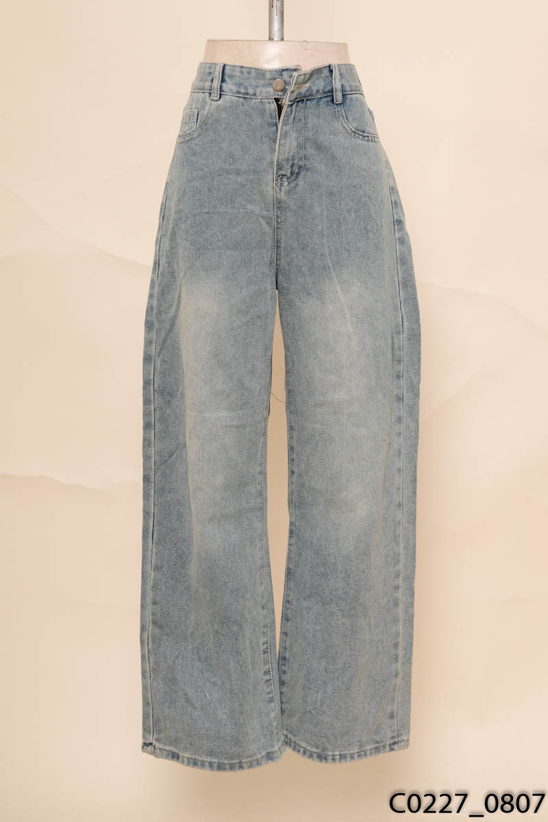 Quần jeans xanh ống rộng