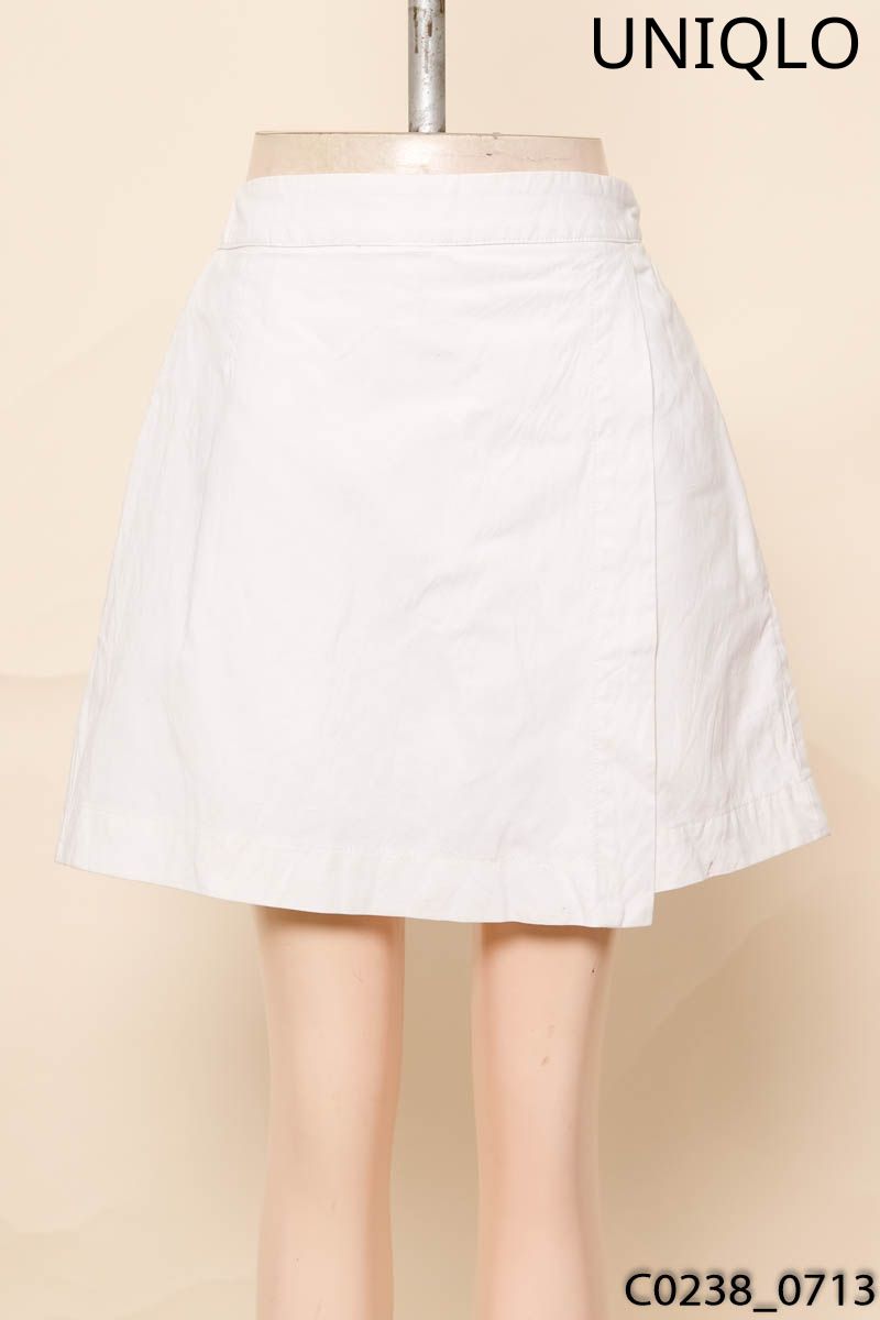 Quần shorts trắng Uniqlo
