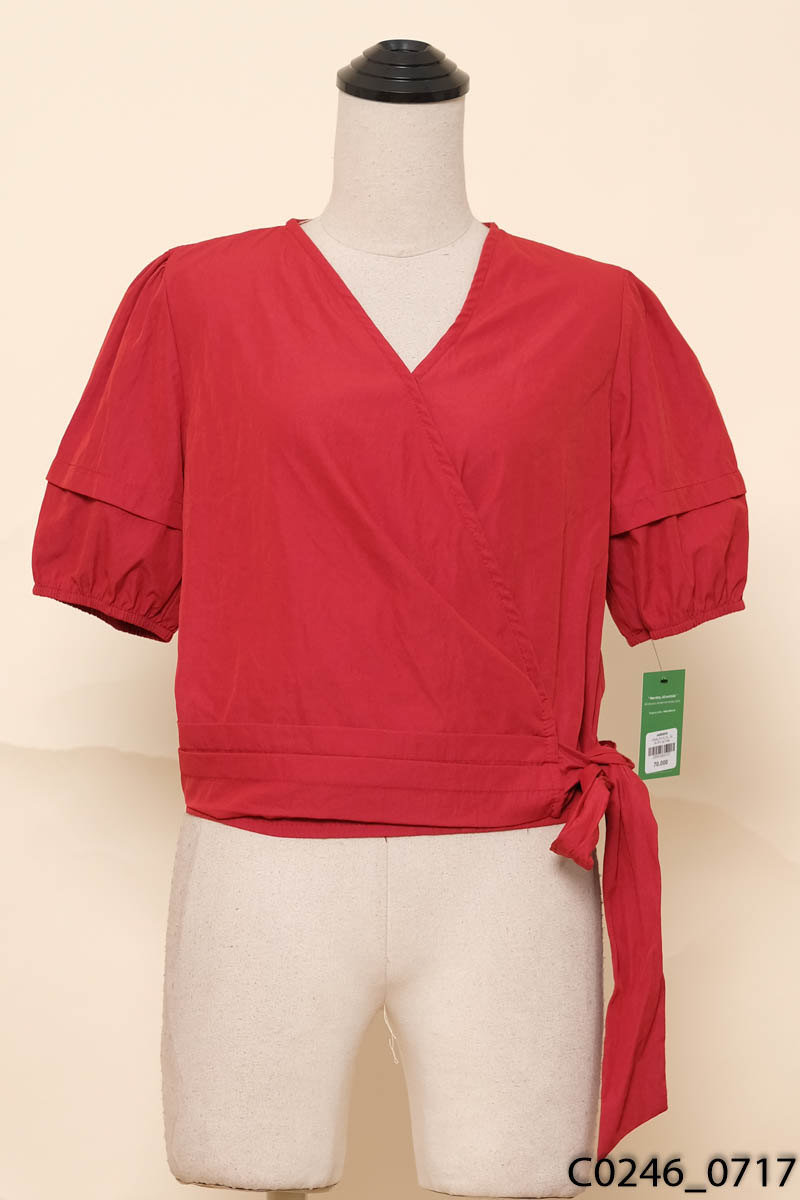 Áo đỏ cổ V vạt chéo