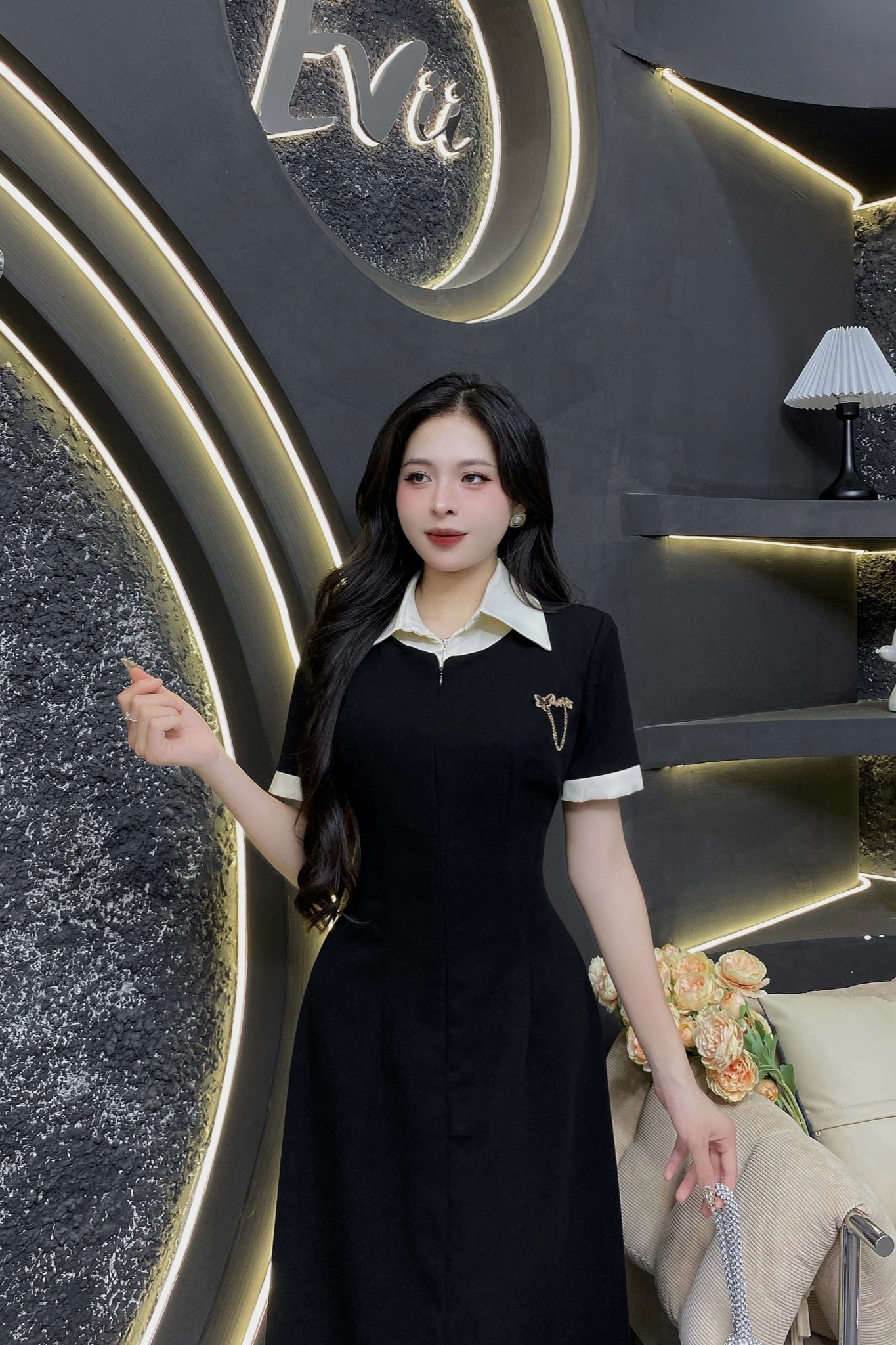 EVII - Đầm đen dáng chữ A cổ trắng
