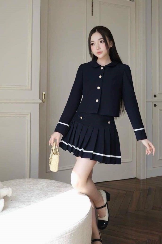 CHOU CHOU - Set áo khoác xanh than + chân váy xếp ly