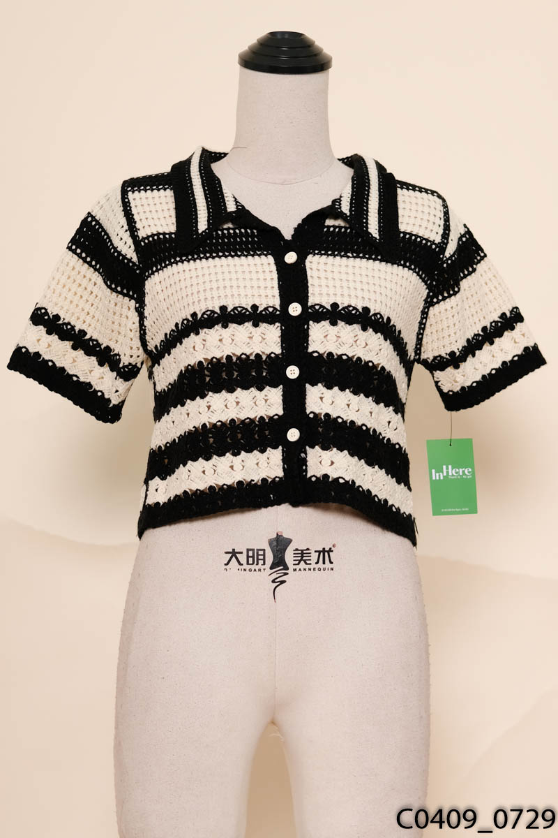 Áo len đan kẻ đen be cộc tay