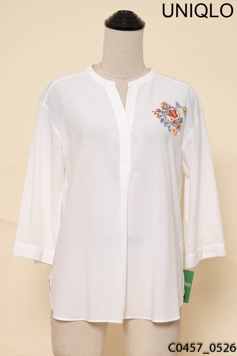 Áo trắng họa tiết hoa thêu Uniqlo