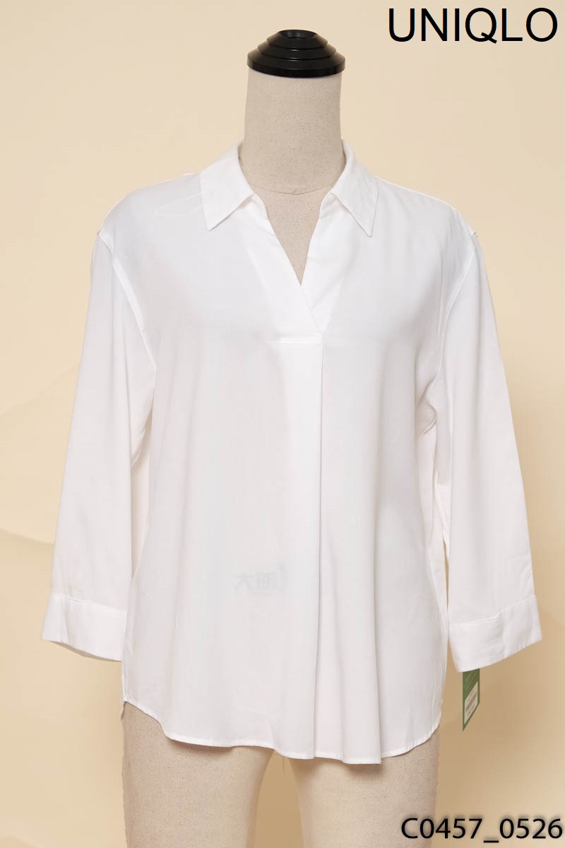 Áo trắng trơn có cổ Uniqlo