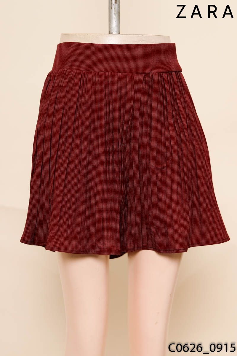 Quần shorts đỏ xếp ly Zara