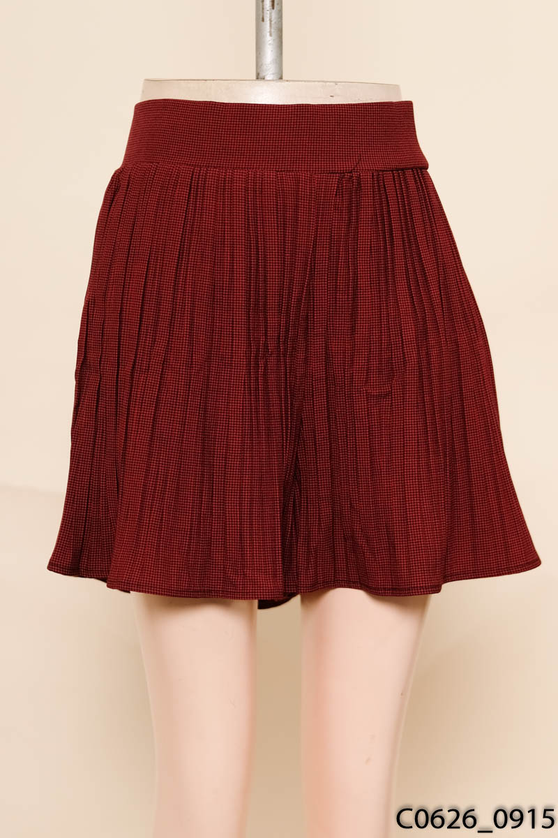 Quần shorts đỏ xếp ly