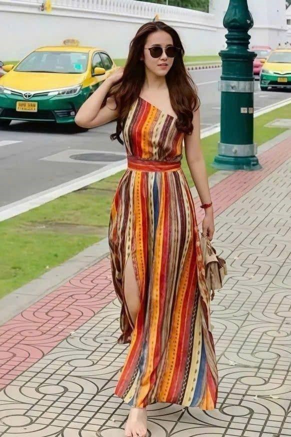 Đầm lệch vai cam nâu xẻ trước