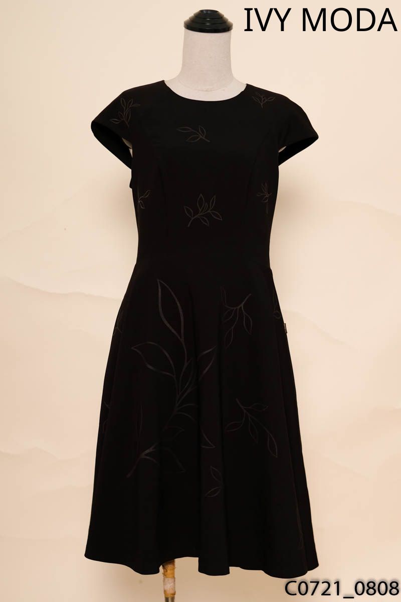 Đầm đen sát nách họa tiết Ivy Moda
