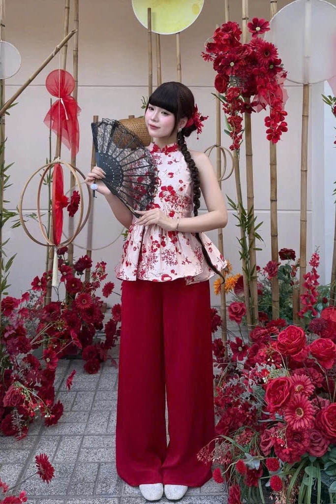 Set áo be cổ yếm họa tiết hoa đỏ + quần ống rộng đỏ