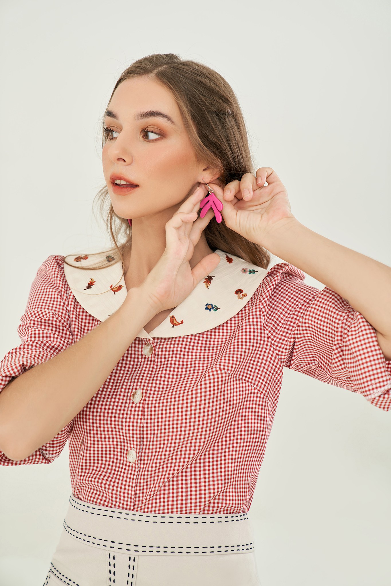 Áo sơ mi kẻ trắng đỏ Adore dress