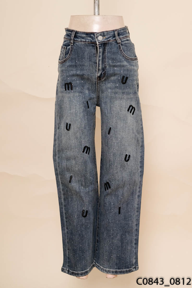 Quần jeans xanh họa tiết đính đá