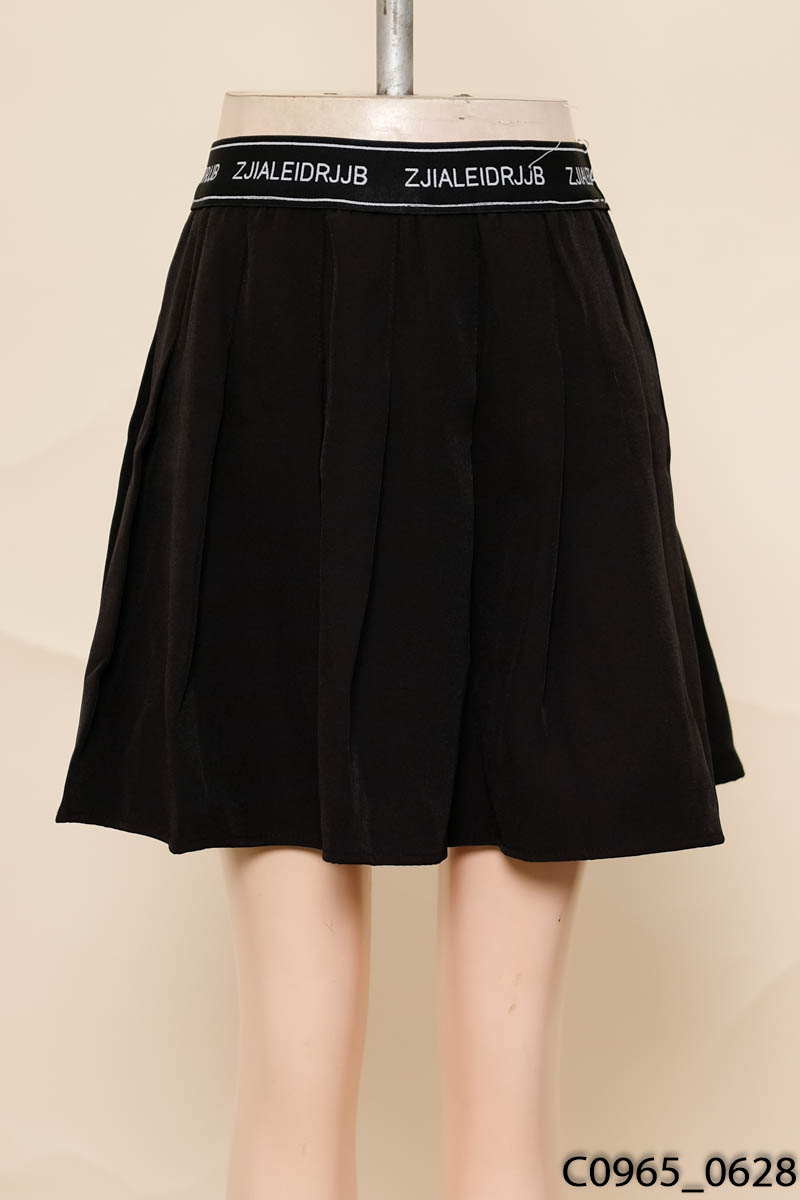 Chân váy xếp ly đen cạp chữ